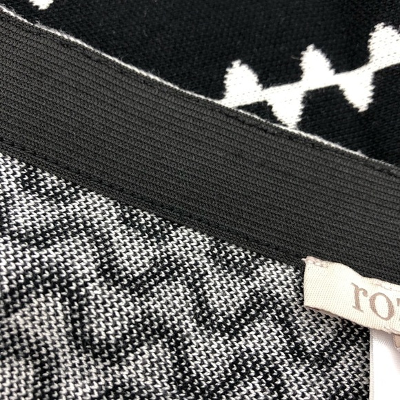 Roz & Ali Large Black White Knit Circle Skirt w/ Geometric Striped Pattern - Picture 7 of 9